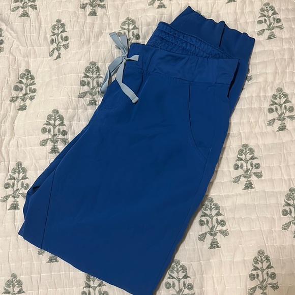 WEAR FIGS SCRUB SET - Picture 1 of 4